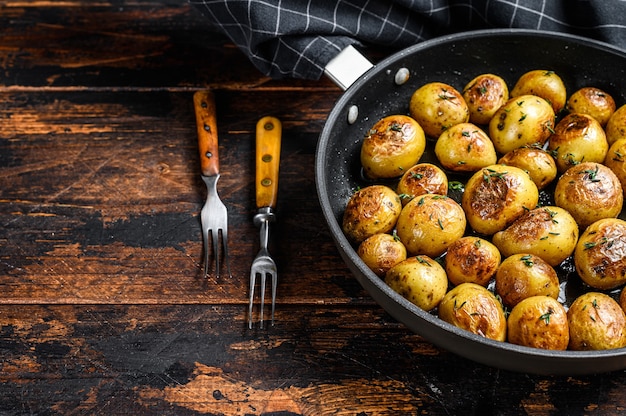 Pomme de terre rôtie dans une poêle