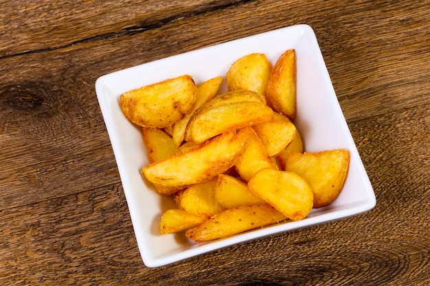 Pomme de terre rustique sur fond en bois