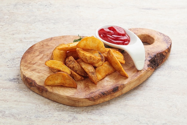 Pomme de terre rustique frite avec ketcup de tomate