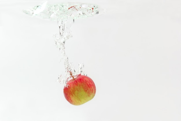 Pomme tombe dans l'eau