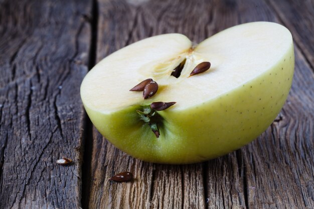 Pomme en tranches sur une table en bois rustique, vue rapprochée