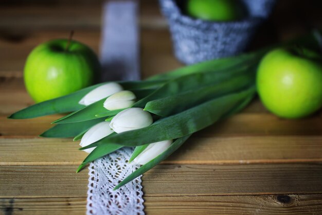 Pomme tulipe blanche en bois