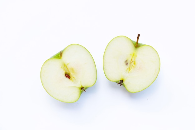 Pomme verte sur blanc isolé. Copier l'espace