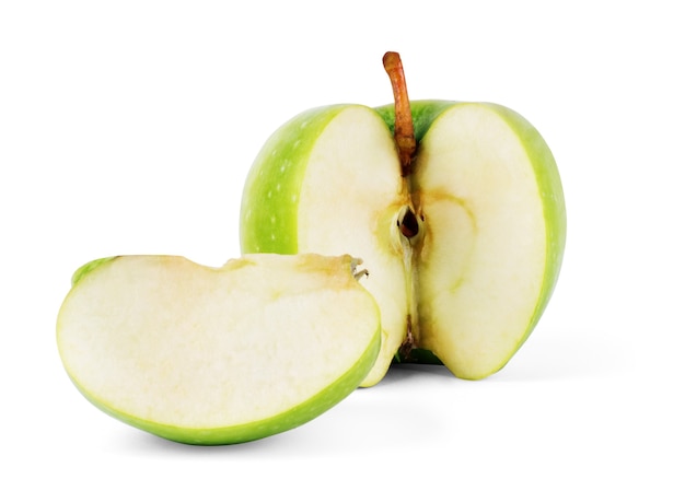 Pomme verte coupée en deux sur fond blanc