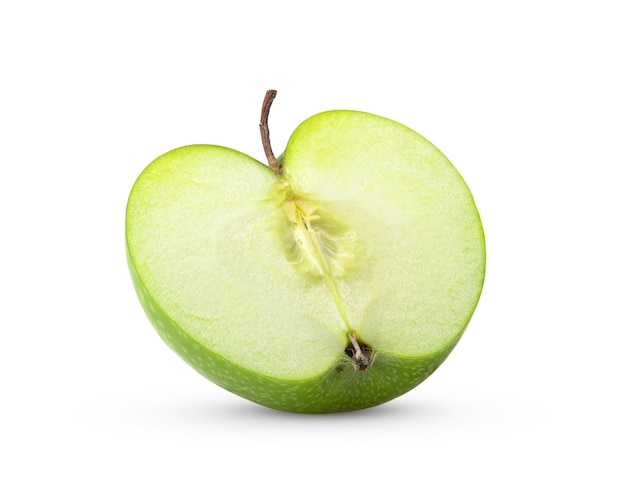 Pomme verte coupée en deux isolé sur fond blanc