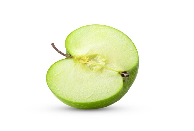 Pomme verte coupée en deux isolé sur fond blanc