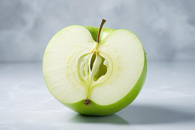 Pomme verte coupée avec des gouttes sur fond gris fruit frais pour un régime alimentaire et une alimentation saine