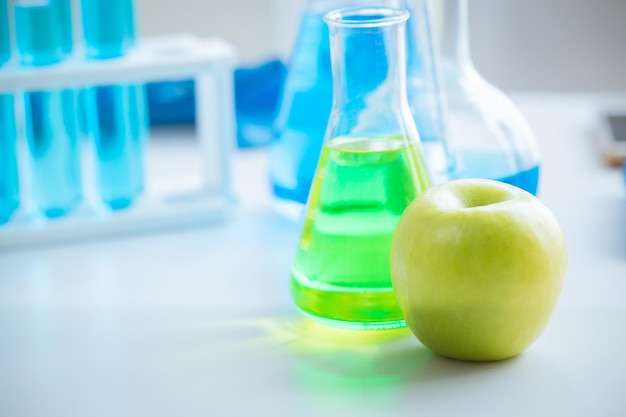 Pomme verte dans le laboratoire des sciences de l'alimentation pour l'extraction de la vitamine C bio-flavonoïde hautement antioxydante de la nutrition des soins de santé à partir de fruits