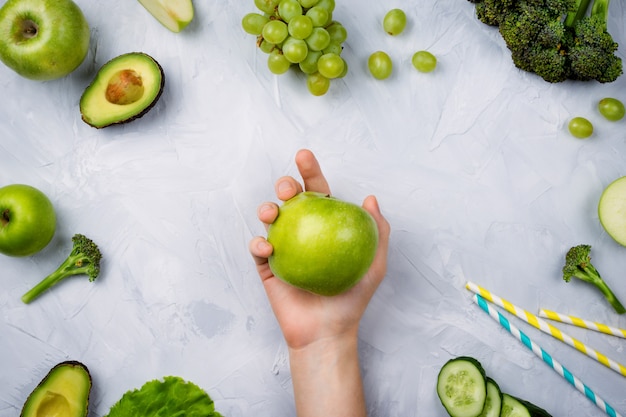 Pomme verte dans la main de la femme