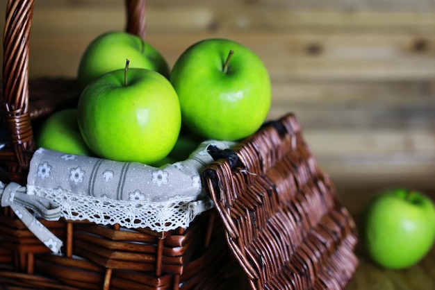 Pomme verte dans un panier