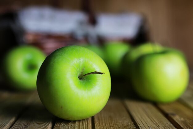 Pomme verte dans un panier