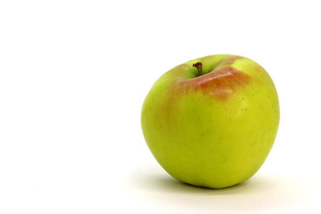 Une pomme verte sur fond blanc est isolée