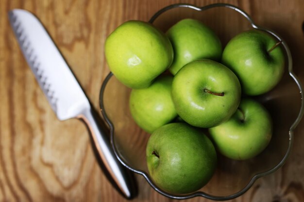 Pomme verte sur un fond en bois