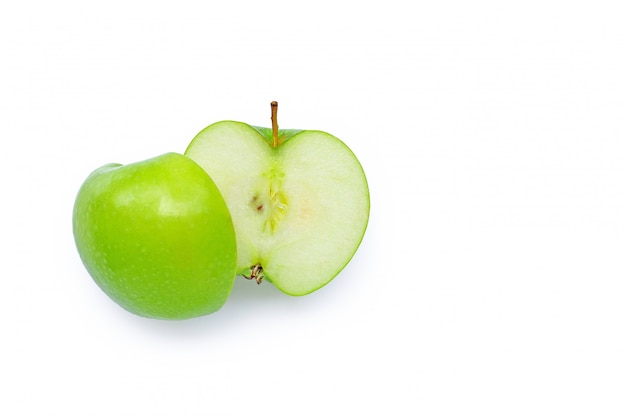 Pomme verte fraîche sur fond blanc.