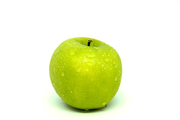 Pomme verte fraîche isolé sur fond blanc