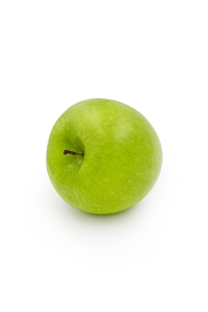 Une pomme verte fraîche isolée sur fond blanc