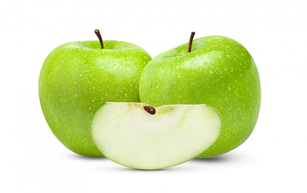 Pomme verte fraîche isolée avec goutte d'eau