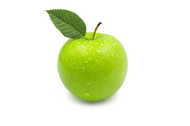 Pomme verte avec des gouttes d'eau et des feuilles sur fond blanc