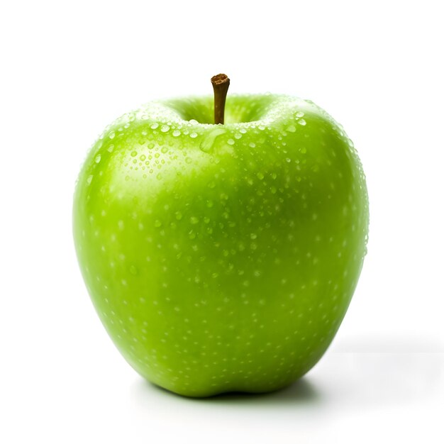 Pomme verte avec des gouttes d'eau sur fond blanc