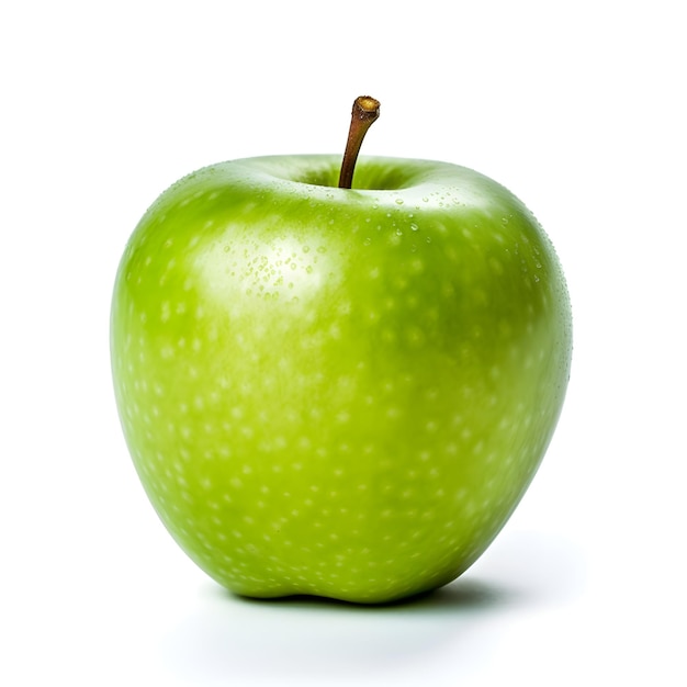 Pomme verte avec des gouttes d'eau sur fond blanc