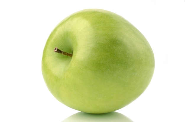 Pomme verte isolée sur fond blanc