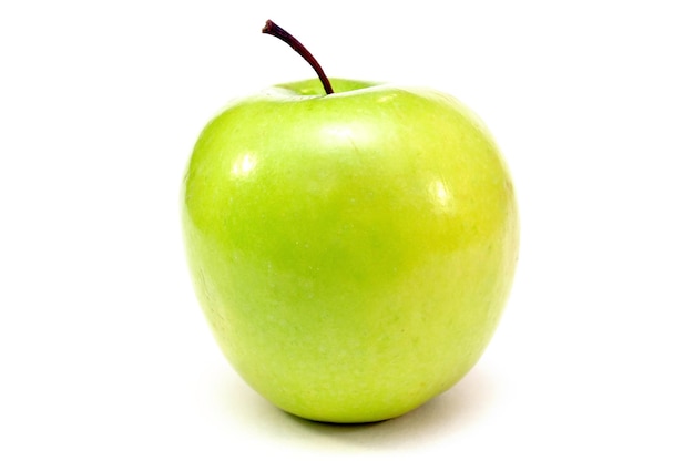 pomme verte isolée sur fond blanc