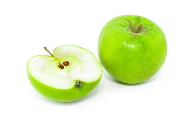 Pomme verte isolée sur fond blanc