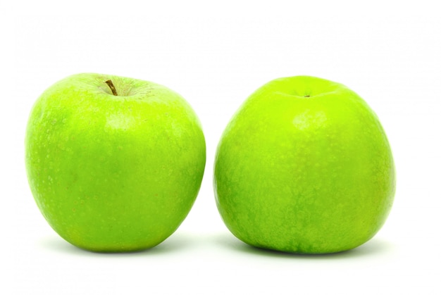 Pomme verte, isolée sur fond blanc