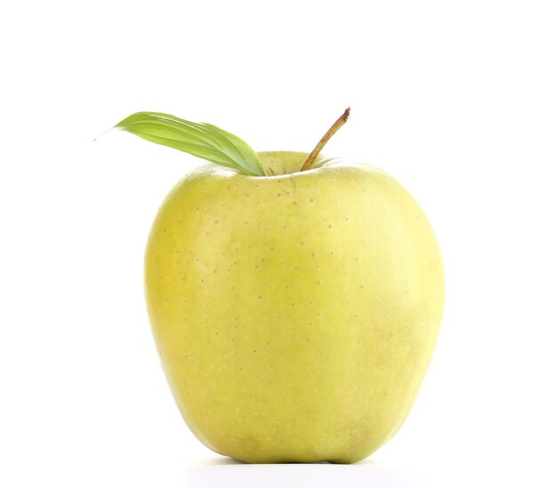 Pomme verte juteuse isolée sur blanc