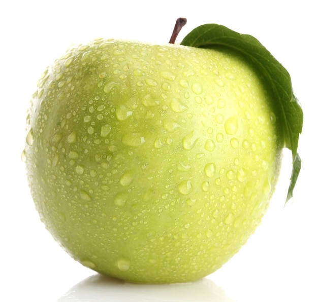 Pomme verte mûre avec feuille isolé sur blanc