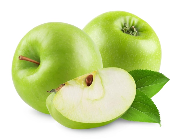 Pomme verte mûre et tranche de pomme isolée sur fond blanc.