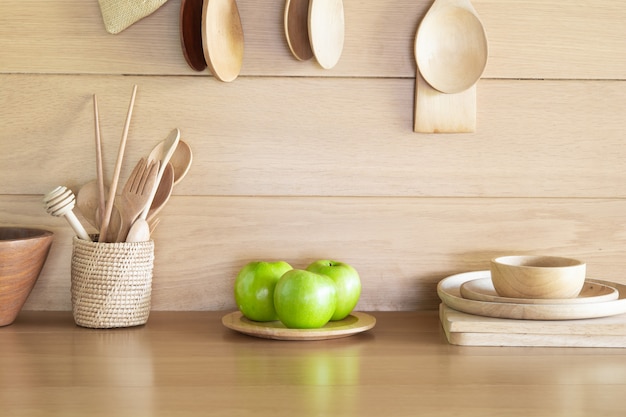 Pomme verte en plaque sur table en bois