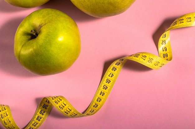 Pomme verte et ruban à mesurer dans un concept de régime