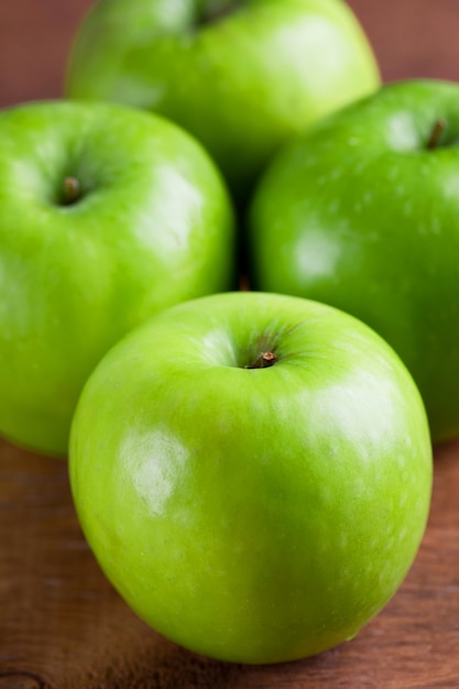 Pomme verte sur la table en bois.