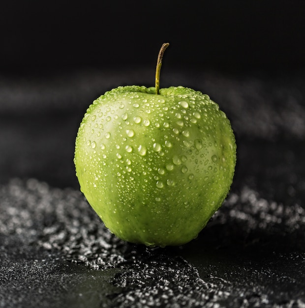 Pomme verte sur table sombre