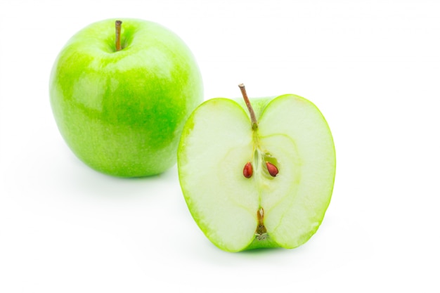 Pomme verte en tranches isolée sur le blanc