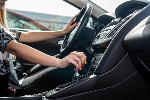 Pommeau de changement de vitesse à la main du conducteur féminin avant le début du trajet