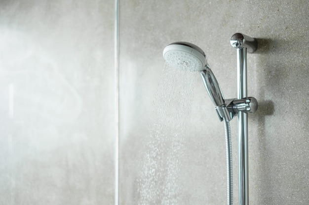 Pommeau de douche avec fond de mur dans la salle de bain moderne