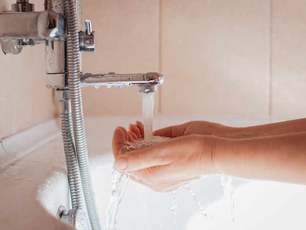 Pommeau de douche avec fond de mur dans la salle de bain moderne