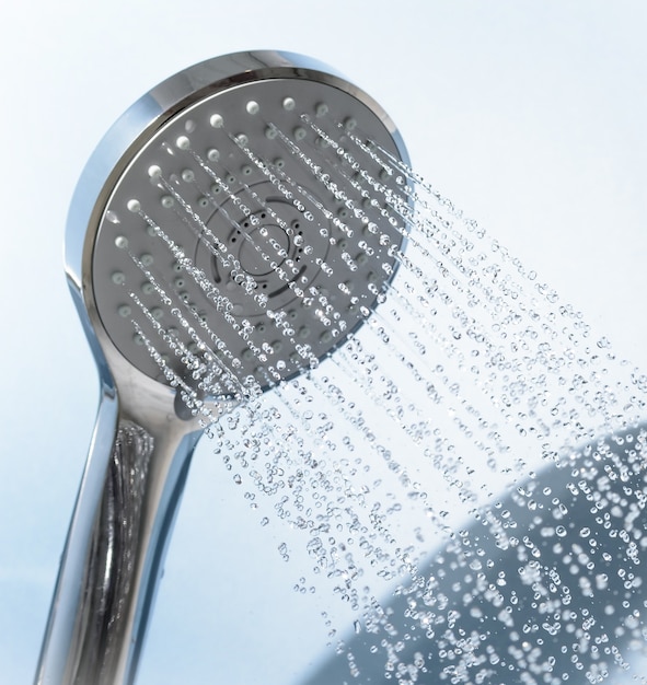 Photo pommeau de douche moderne éclaboussant l'eau se bouchent