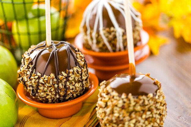 Pommes au caramel trempées à la main décorées pour Halloween.