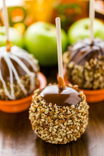 Pommes au caramel trempées à la main décorées pour Halloween.