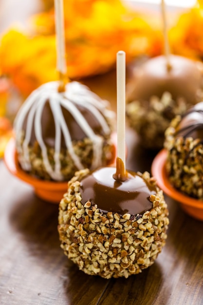 Pommes au caramel trempées à la main décorées pour Halloween.