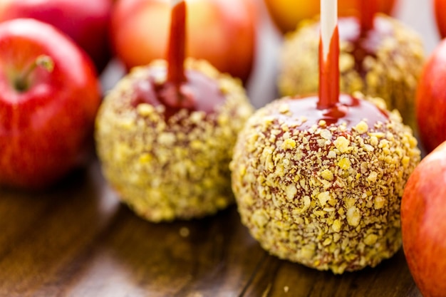 Pommes au caramel trempées à la main décorées pour Halloween.