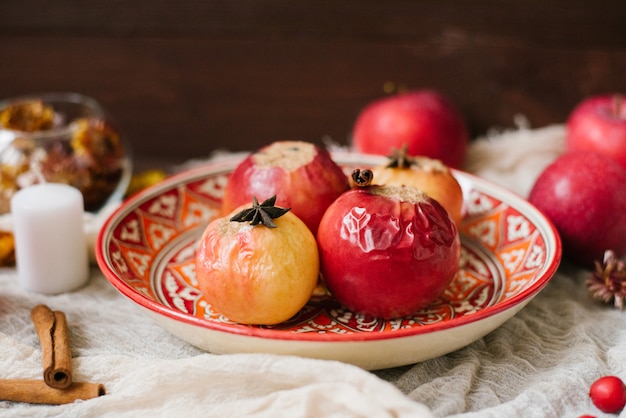 Pommes au four sur une assiette à motif rouge