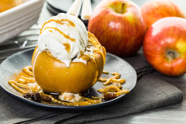 Pommes au four bio servies avec glace à la vanille.