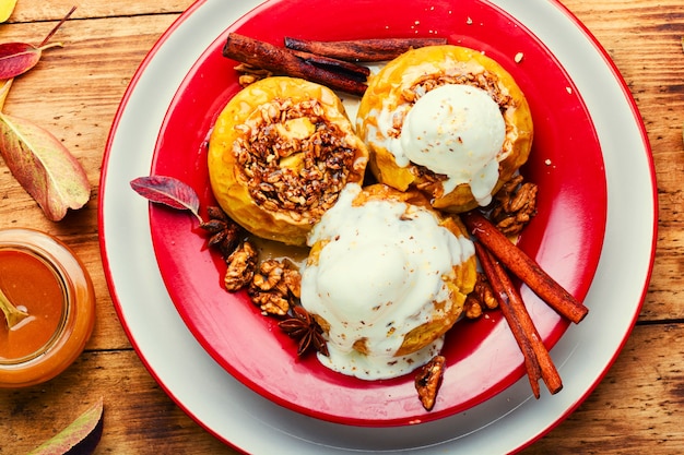 Pommes au four avec cannelle et flocons d'avoine