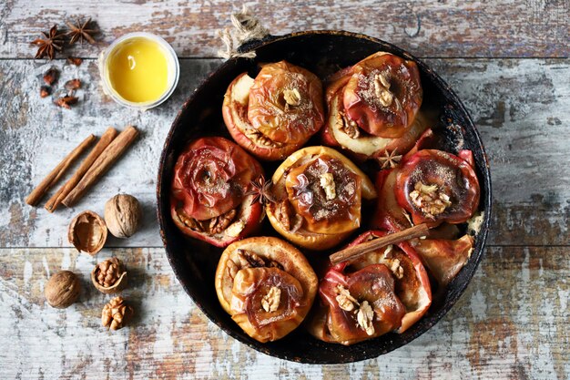 Pommes au four dans une casserole avec de la cannelle, du miel et des épices.