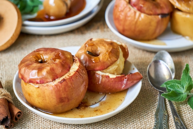 Pommes au four avec du miel et de la cannelle sur une plaque blanche