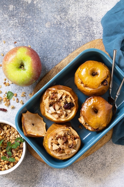 Pommes au four avec du miel de noix et du granola Vue de dessus fond plat Copier l'espace